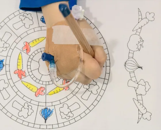 Imagen de detalle de un niño ingresado pintando un mandala Imagen de detalle de un niño ingresado pintando un mandala en un taller de arteterapia del Hospital Sant Joan de Déu