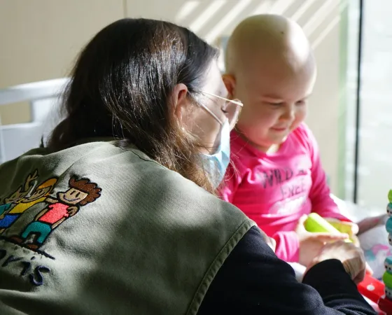 Voluntaria jugando con una paciente Voluntaria jugando con una paciente en un box del Hospital Sant Joan de Déu