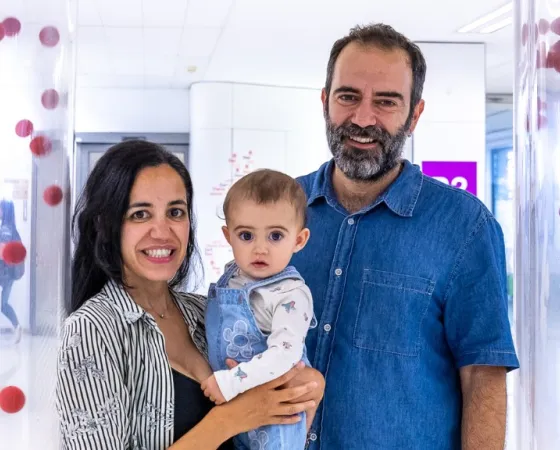 Família al vestíbul de l'Hospital Sant Joan de Déu Barcelona Família al vestíbul de l'Hospital Sant Joan de Déu Barcelona