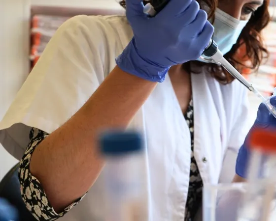 Una profesional procesa una muestra en el laboratorio de diagnóstico molecular Una profesional procesa una muestra en el laboratorio de diagnóstico molecular