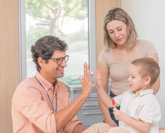 Andrés Morales, Oncologist, in an appointment with an international patient at the SJD Barcelona Children's Hospital Andrés Morales, Oncologist, in an appointment with an international patient at the SJD Barcelona Children's Hospital