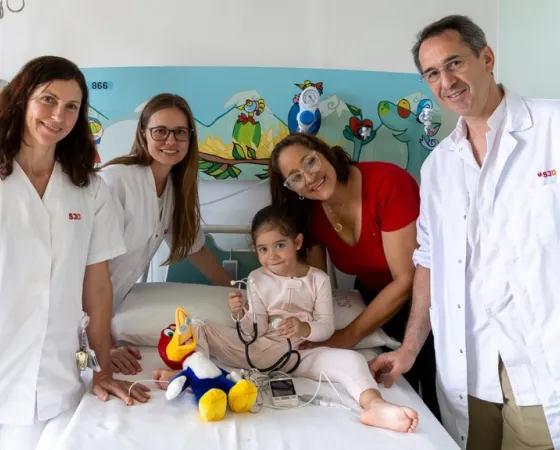Visita de l'equip de Cardiologia a una pacient a la seva habitació de l'Hospital Sant Joan de Déu Barcelona Visita de l'equip de Cardiologia a una pacient a la seva habitació de l'Hospital Sant Joan de Déu Barcelona
