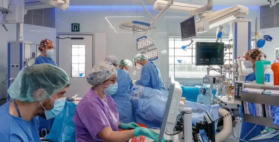 Profesionales trabajando en una cirugía en los quirófanos del Hospital Sant Joan de Déu Barcelona