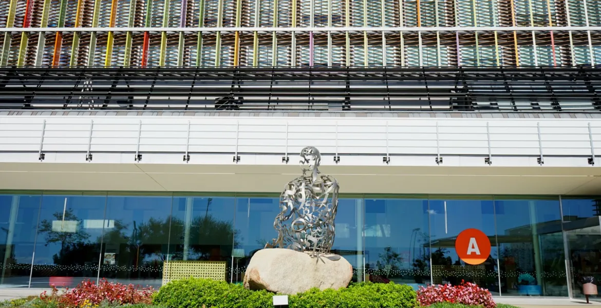 Fachada con estatura de Jaume Plensa del Hospital Sant Joan de Déu Barcelona Fachada con estatura de Jaume Plensa del Hospital Sant Joan de Déu Barcelona
