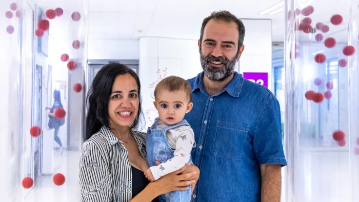 Família al vestíbul de l'Hospital Sant Joan de Déu Barcelona Família al vestíbul de l'Hospital Sant Joan de Déu Barcelona