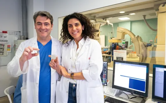 El Dr. Congiu y la Dra. Sarquella con el marcapasos adaptado para bebés marcapasos bebé bradicardia congiu sarquella