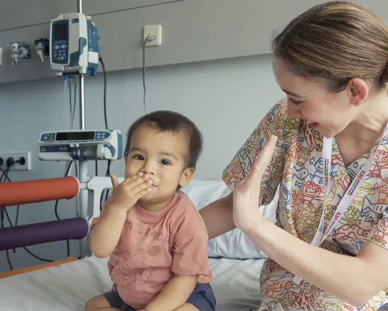 Un paciente con una enfermera en el Hospital Sant Joan de Déu Barcelona
